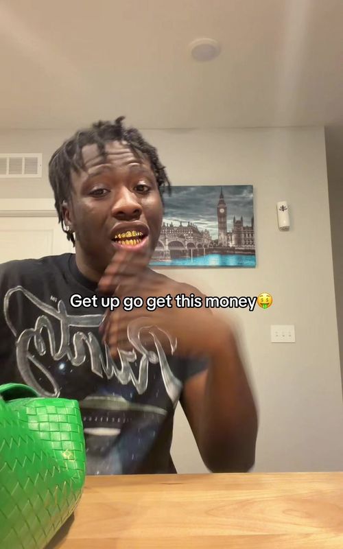 Cover of @clipwar5's TikTok video: I’m flexing on yall mb #goldgrillz #moneytok