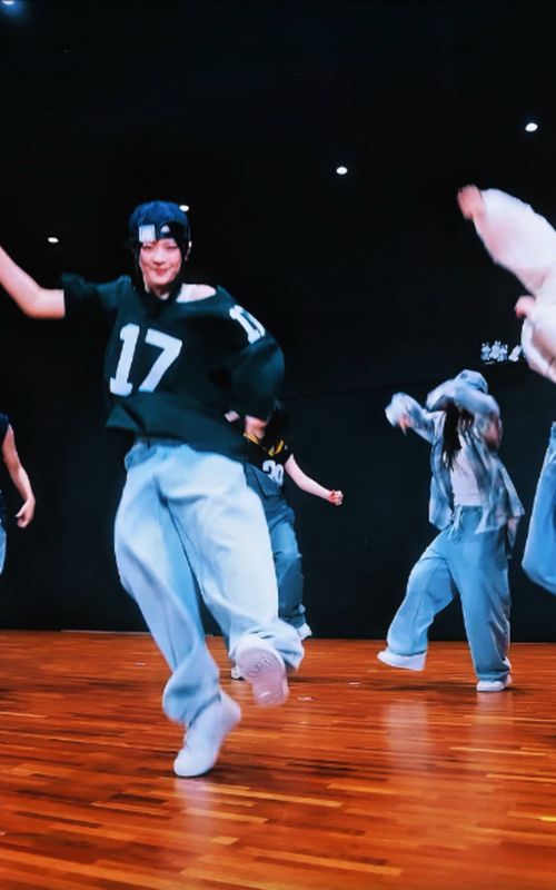 Cover of @gehleetine's TikTok video: Proof that newjeans choreo fits with any song Love Options x Newjeans How Sweet #newjeans#choreography#Howsweet #newjeans_howsweet#Loveoptions #Bestie#Synchroni