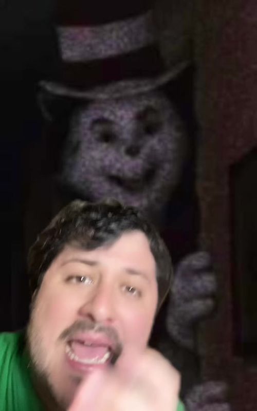 Cover of @arturondeniss's TikTok video: Te da miedo el gato con sombrero o na? #horror #thecatinthehat #miedo #horrorfilm #creepy